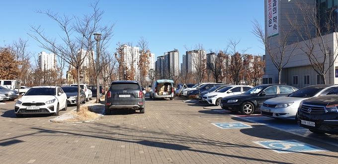클린도시사업소를 찾은 민원인들이 주차장이 협소해 불만이 늘어나고 있다.(사진=천용남기자)