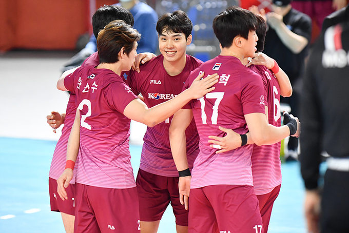 9일 대전 충무체육관에서 펼쳐진 2020~2021 도드람 V-리그 4라운드 삼성화재와 대한항공 경기에서 대한항공 선수들이 승리 후 기뻐하고 있다. (사진=KOVO 제공)