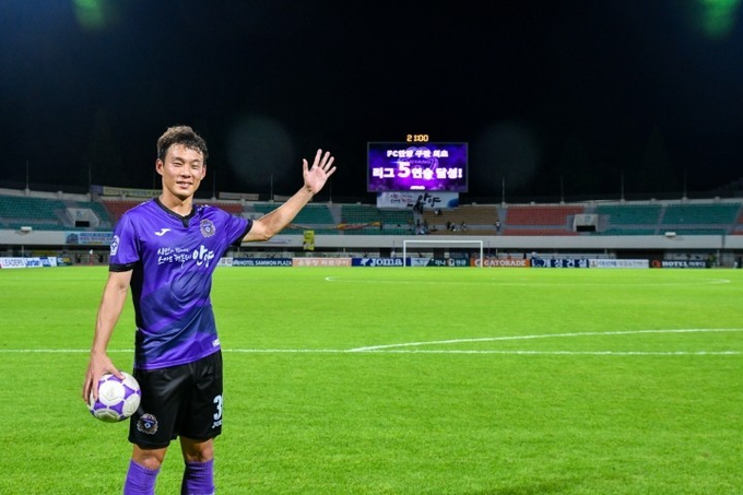 지난 2019 시즌 FC안양이 창단 최초 홈 5연승을 기록한 후 안성빈이 기뻐하고 있다. (사진=FC안양 제공)