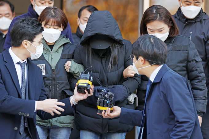 16개월 된 입양아 정인양를 학대해 숨지게 한 혐의를 받고 있는 양모 정모씨가 영장실질심사를 받은 뒤 법원 청사를 빠져나오고 있다. (사진=연합뉴스 제공)