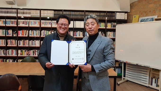 최준영 선거관리위원장이 당선증을 교부하고 있는 모습. (사진=강경묵 기자)