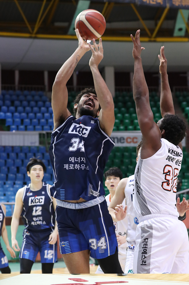 10일 군산 월명체육관에서 펼쳐진 2020~2021 현대모비스 프로농구 전주 KCC와 인천 전자랜드 경기에서 전주 KCC의 타일러 데이비스가 탭 슛을 시도하고 있다. (사진=KBL 제공)
