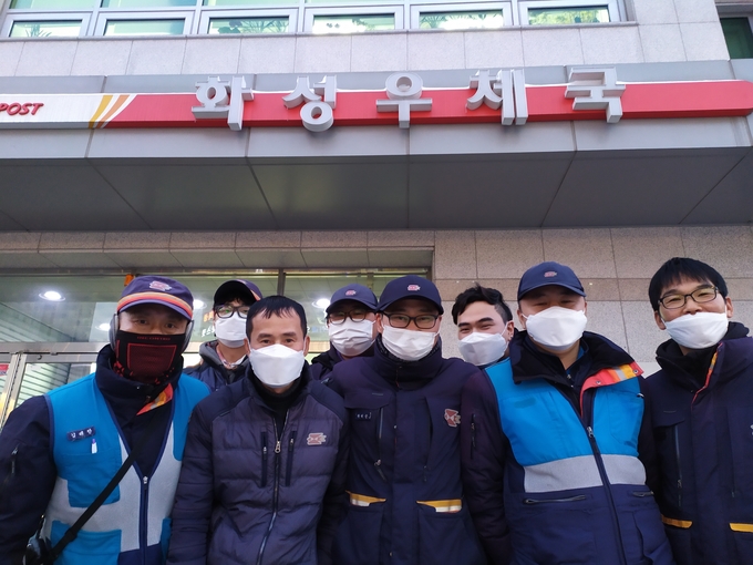 곽태균 화성우체국 집배원(오른쪽에서 네 번째)과 화성우체국 동료들의 모습. (사진=경인지방우정청)