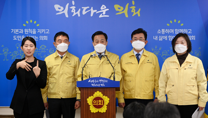 11일 수원시 경기도의회 브리핑룸에서 장현국 경기도의회 의장을 포함해 도의회 의장단과 도의회 더불어민주당 박근철 대표의원이 '제2차 경기도 재난기본소득 지급을 집행부에 공식 제안하는 기자회견을 갖고 있다.(사진=조병석 기자)