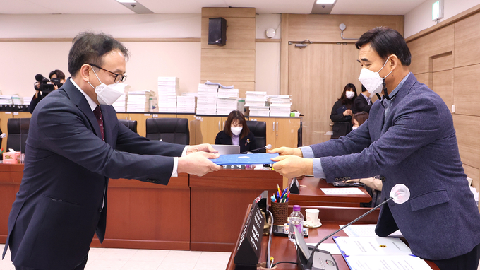 경기도경제과학진흥원 유승경 원장 후보자가 선서문을 장태환 인사청문위원장에게 전달하고 있다. (사진=경기도의회 제공)