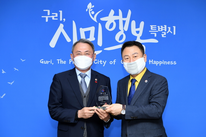안승남 구리시장이 ‘국내 최초 입영지원금 지급’ 병무청 감사패를 받았다. (사진=구리시 제공)
