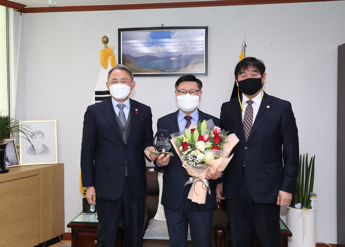 구리시의회 박석윤 운영위원장이 11일 구리시의회 의장실에서 모종화 병무청장으로부터 특별한 감사패를 받아 화제가 되고 있다. (사진=구리시의회 제공)