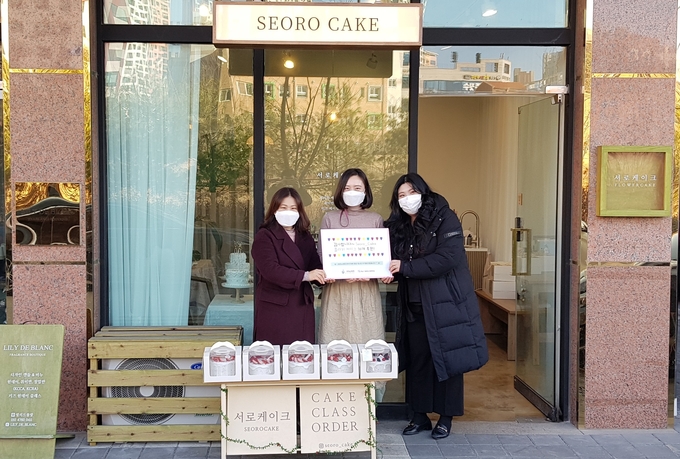 2019년 ‘청년창업자’로 선정된 서로케이크 문수진 대표가 기부하는 모습. (사진=하남시 제공)