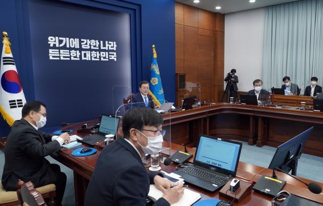 문재인 대통령이 11일 청와대에서 열린 수석·보좌관 회의에서 발언하고 있다. (사진= 연합뉴스) 