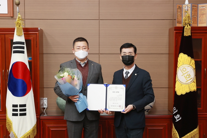 광주시의회가 2021년 첫 번째 칭찬공무원으로 기업지원과 김주수 공장설립팀장 선정하고 임일혁의장이 상장을 수여하고 있다. (사진=광주시의회 제공)