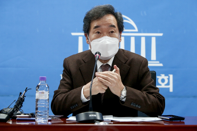 더불어민주당 이낙연 대표가 12일 국회 의원회관에서 열린 코로나치료제 개발현황 점검간담회에서 발언하고 있다. (사진=연합뉴스) 