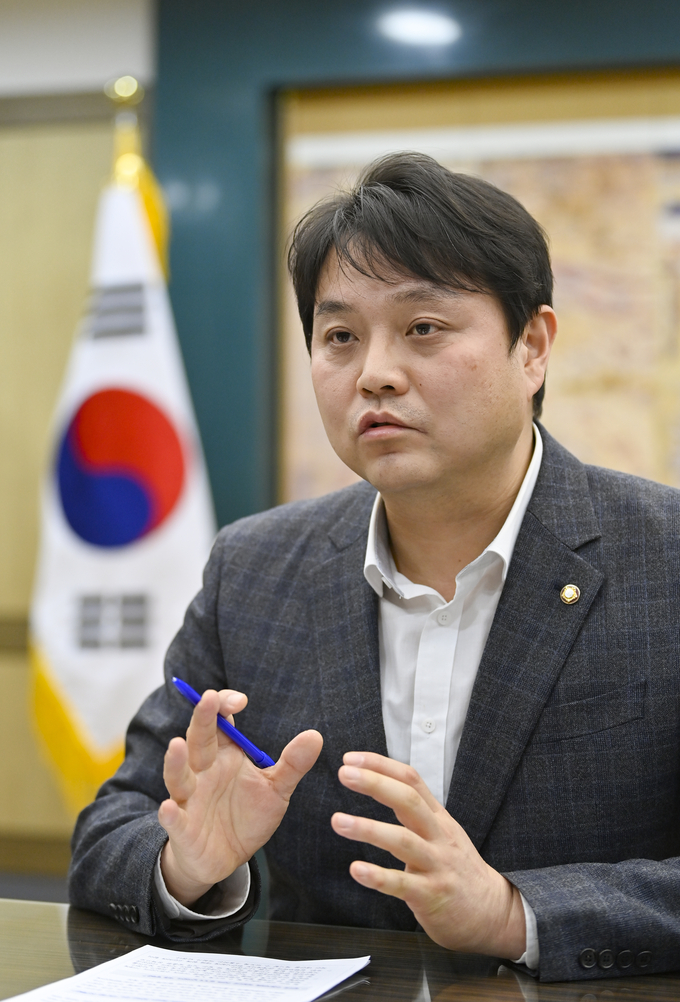 조석환 수원시의회 의장이 인터뷰를 하며 새해 계획을 설명하고 있다. (사진=황준선 기자)