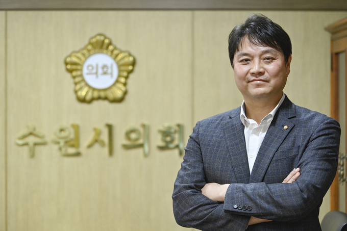 조석환 수원시의회 의장은 "코로나19 확산이 계속되는 현재야말로 전시에 준하는 상황"이라면서 "시민들이 이겨낼 수 있도록 꿈과 희망을 드리는 의회가 되도록 최선을 다하겠다"고 설명했다. (사진=황준선 기자)