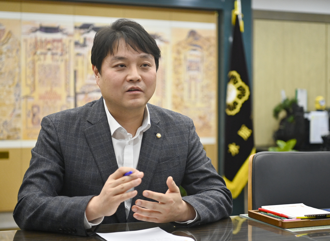 조석환 수원시의회 의장이 인터뷰를 하며 새해 계획을 설명하고 있다. (사진=황준선 기자)