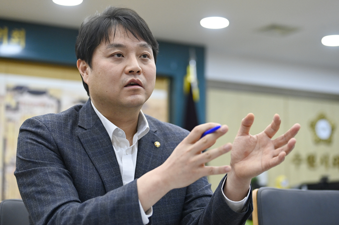 조석환 수원시의회 의장이 인터뷰를 하며 새해 계획을 설명하고 있다. (사진=황준선 기자)