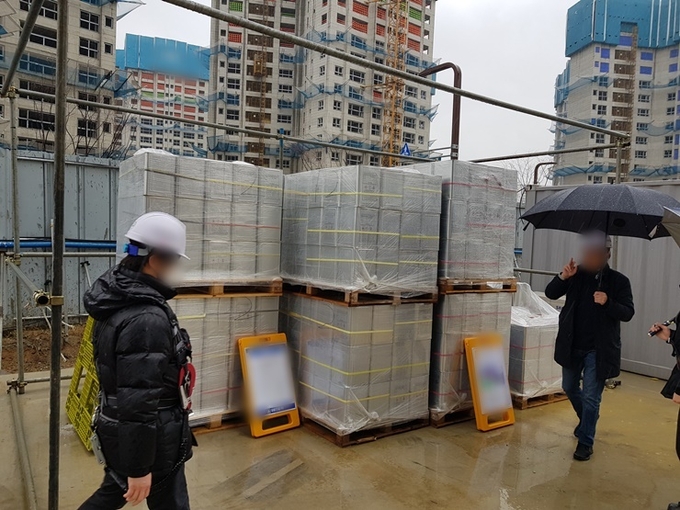 인화성 위험물 무허가 저장 단속현장 (사진 = 경기도 제공)