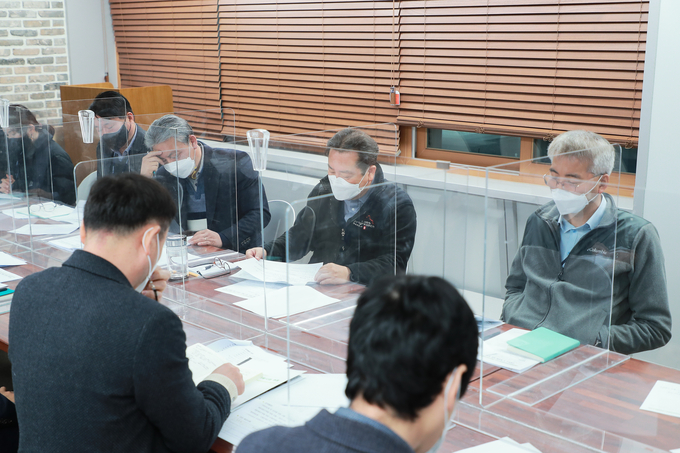 남양주시가 일패동에 위치한 불법 개농장과 육견 경매장에 대한 신속한 대응방안을 마련하기 위해 시장 주재로 관계부서 합동 대책회의를 개최했다.(사진=남양주시 제공)