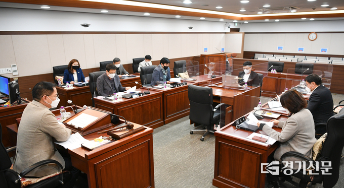 포천시의회 특별위원회 회의실에서 장자·용정 일반산업단지 분양에 관한 행정사무조사 특별위원회가 열리고 있다. (사진=포천시의회 제공)