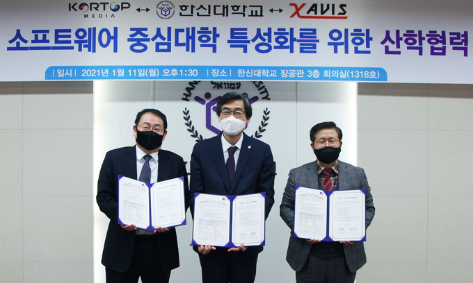협약식에 참가한 한신대 총장과 기업 대표가 협정서를 들고 기념촬영하고 있다. 왼쪽부터 ㈜코탑미디어 고대화 대표, 한신대 연규홍 총장, ㈜자비스 김형철 대표. (사진=한신대학교 제공)