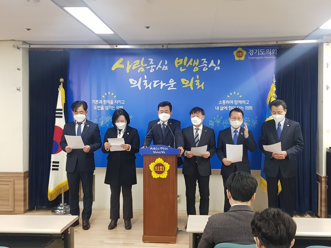 박근철(의왕1) 더불어민주당 대표의원, 정윤경(군포1) 교육기획위원장, 남종섭(용인4) 교육행정위원장 등이 코로나19로 어려움을 겪는 사립유치원 지원이 필요하다는 기자회견을 진행하고 있다(사진=박건 기자)
