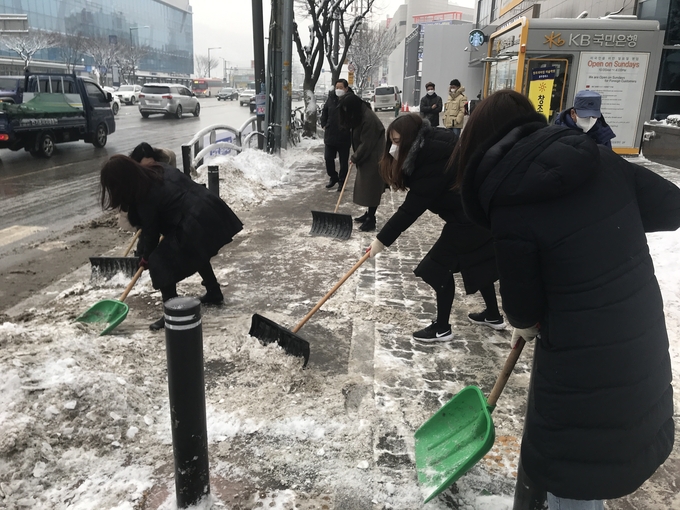 신동헌 광주시장과 공무원, 유관기관 및 민간단체, 시민들이 인도, 이면도로, 골목길 등에서 제설작업을 하고 있다. (사진=광주시 제공)