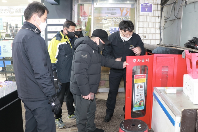 광주소방서 직원들이 전통시장 상인들에게 비상소화장치함(호스릴) 사용법 교육을 하고 있다. (사진=광주소방서 제공)