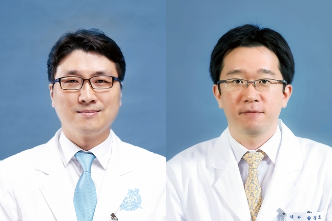 분당서울대병원 감염내과 김의석 교수(좌), 송경호 교수(우)