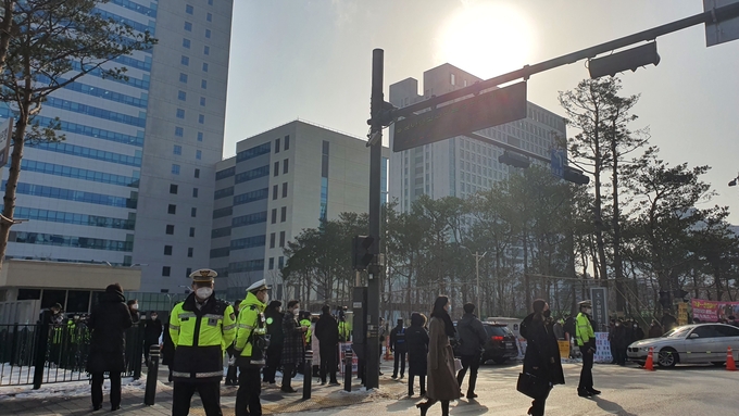 13일 오후 이만희 신천지 총회장의 재판이 열리는 수원법원종합청사 앞에 많은 시민과 경찰이 뒤엉켜 있다. (사진=김기현 기자)