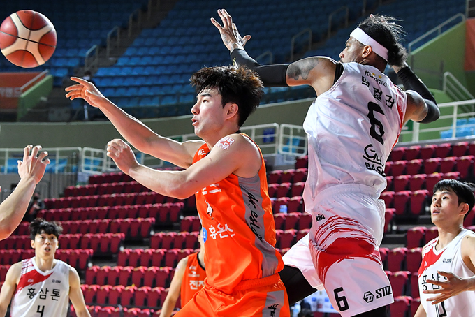 12일 인천 삼산월드체육관에서 열린 2020~2021 현대모비스 KBL 인천전자랜드와 안양 KGC인삼공사 경기에서 인천전자랜드 김낙현이 공격을 이끌고 있다. (사진=KBL제공)