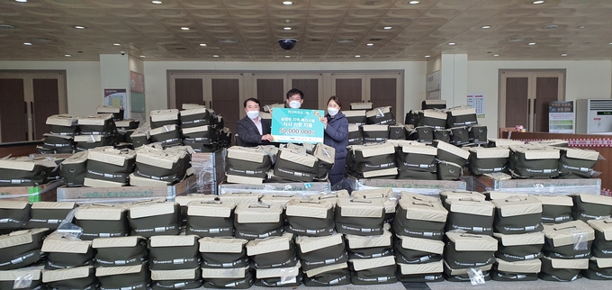 현대백화점그룹이 지난 12일 남양주지역 소외계층 식사키트 지원을 위해 남양주시복지재단 산하 서부희망케어센터에 5000만원을 기탁했다.(사진=남양주시 제공)