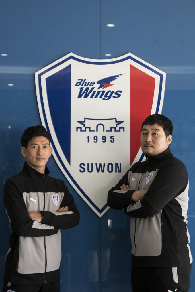 새롭게 코치진으로 합류한 오장은 2군 코치(왼쪽)와 김대환 골키퍼 코치(오른쪽) 모습 (사진=수원삼성블루윙즈 제공)