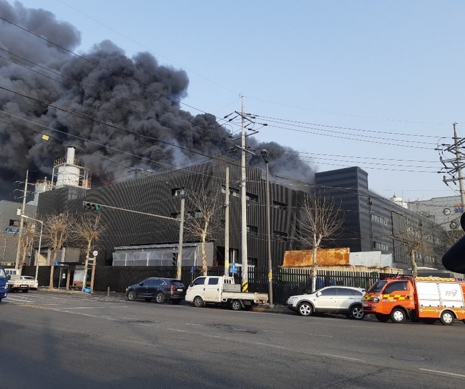 안산시 단원구 성곡동 피혁 공장 화재현장. (사진=경기도소방재난본부 제공)
