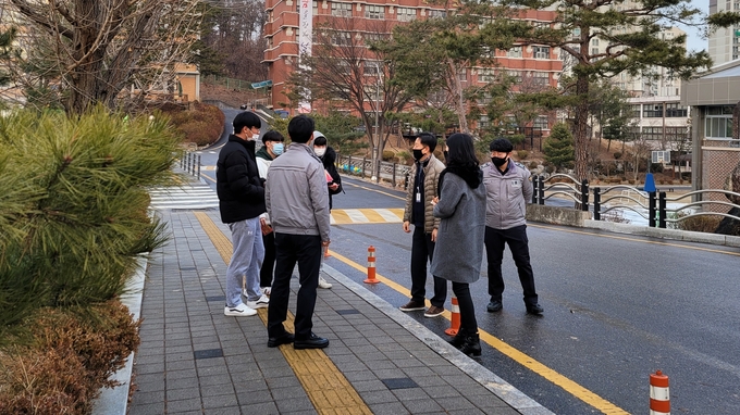 파주교육지원청과 경찰이 협업하여 학생들을 지도하고 있다. (사진=파주교육지원청 제공)