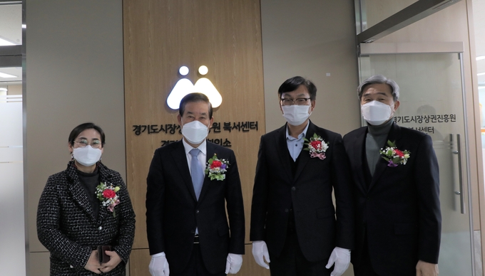 14일 파주시 와동동 운정법조타운 5층에서 열린 ‘경기도시장상권진흥원 북서센터 현판식’에서 (왼쪽부터) 경기도시장상권진흥원 최은영 중부센터장, 경기도시장상권진흥원 이홍우 원장, 파주시 백인성 기획경제국장, 파주시 황선구 일자리경제과장이 현판식을 마치고 기념촬영을 하고 있다. (사진= 경상원 제공)