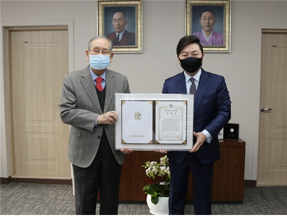 장충식 단국역사문화원장(왼쪽)이 사회공헌대상 특별상을 수상하고 있다.