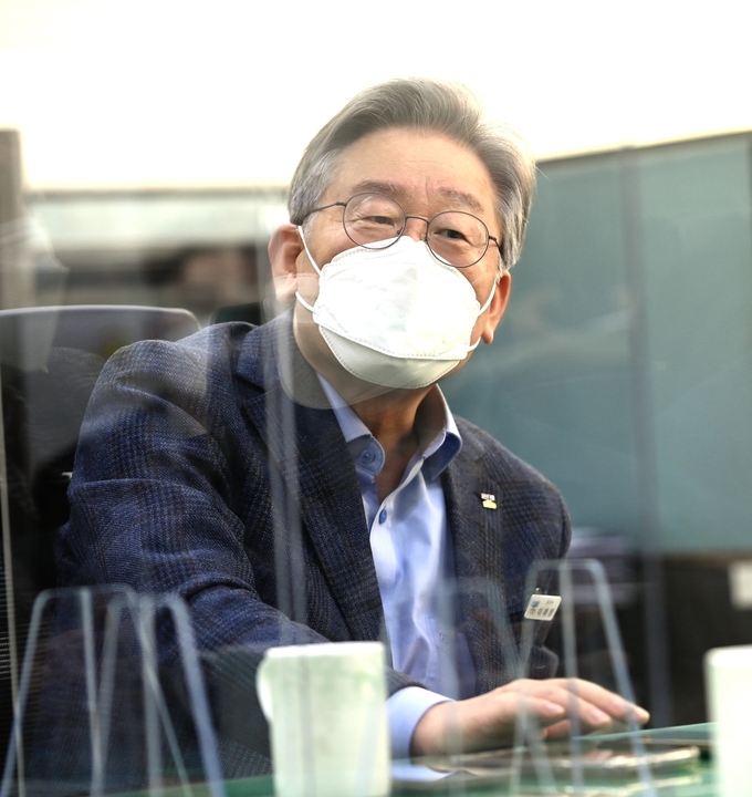 이재명 경기도지사가 14일 오후 경기도청 북부청사에서 출입기자들과 간담회를 하고 있다. 이 지사는 "지지율을 올리려 하면 더 덜어진다"고 말했다. (사진=경기도북부청 제공) 