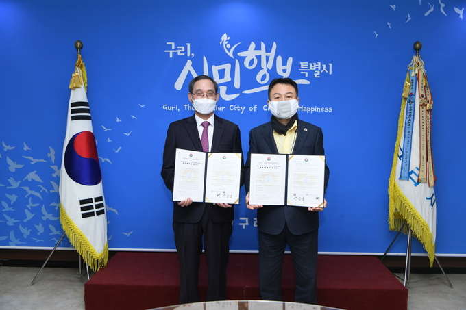구리시,안승남시장이 지난 14일 청소년 무상 영어 캠프(HAFS CAMP) 업무 협약식을 진행하고 있다. (사진=구리시 제공)