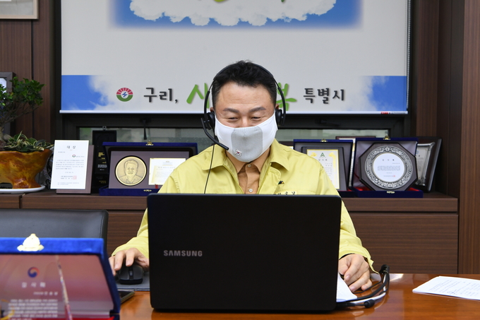 안승남 시장이 지난 13일 경기도시장군수협의회 임원진 영상회의를 진행하고 있다. (사진=구리시 제공)