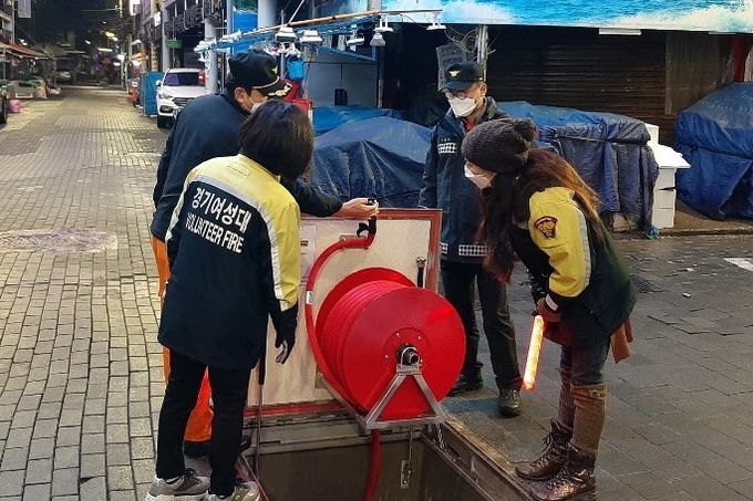 구리소방서, 의용소방대 겨울철 전통시장 화재예방 위해 발 벗고 나섰다. (사진=구리소방서 제공)