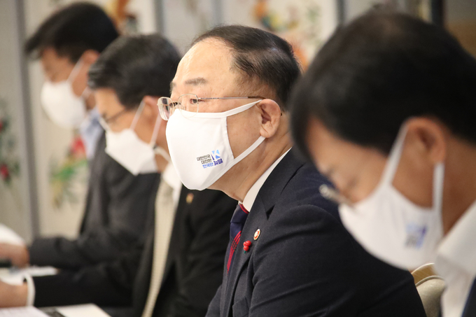 15일 오전 정부서울청사에서 변창흠 국토교통부 장관 등이 참석한 ‘제13차 부동산시장 점검 관계장관회의’에서 홍남기 경제부총리 겸 기획재정부 장관이 발언하는 모습. (사진=연합뉴스)