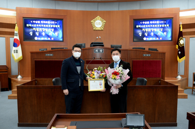 오산시의회 성길용 의원이 전국시군자차구의회의장협의회 주관 지방의정봉사상을 수상했다.(사진=오산시의회 제공)