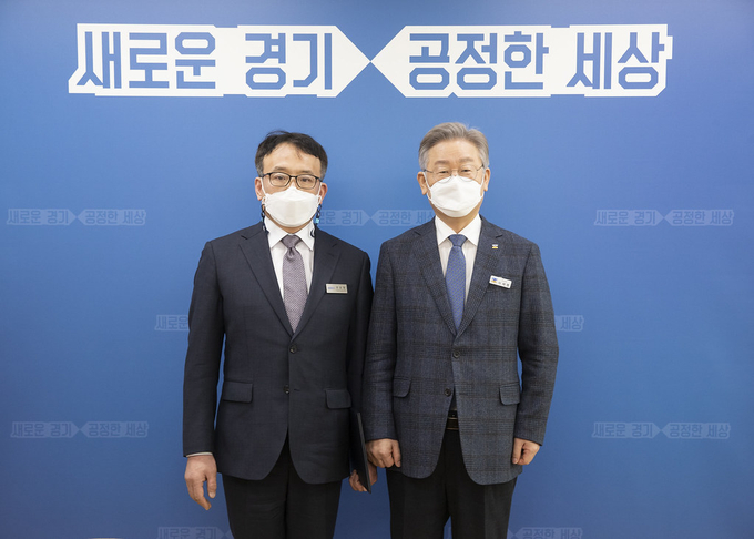 15일 오전 경기도청 도지사 집무실에서 이재명 경기도지사가 유승경 경기도 경제과학진흥원 원장에게 임용장을 수여하고 기념촬영을 하고 있다. (사진= 경기도 제공)