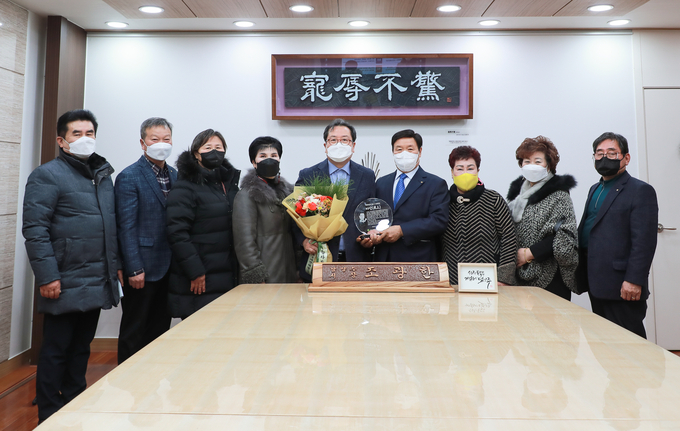 이덕우 남양주시 새마을회장이 조광한 시장에게 남양주시 발전에 기여한 공에 대한 감사의 마음을 담아 감사패를 전달했다.(사진=남양주시 제공)