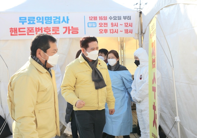 최대호 안양시장이 코로나19 선별 검사소를 방문 관계자들을 격려하고 있다.(사진=안양시 제공)