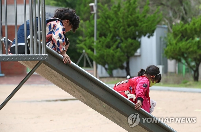 어린이들이 놀이시설 미끄럼틀을 타는 모습. (사진=연합뉴스 제공)