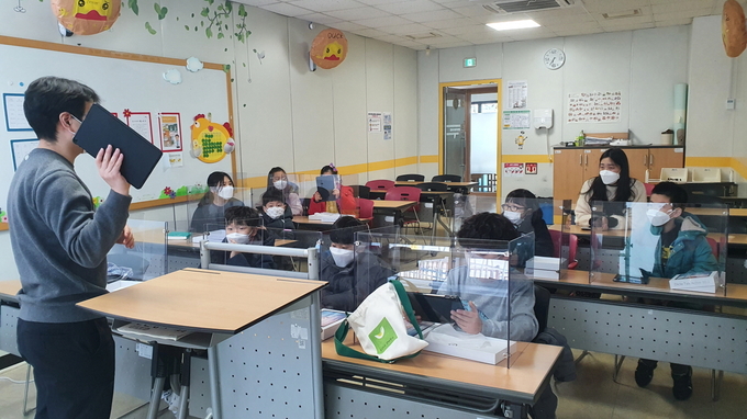 판교청소년수련관이 운영하고 있는 청소년전문가와 함께하는 방학특강 모습(사진=판교청소년수련관 제공)