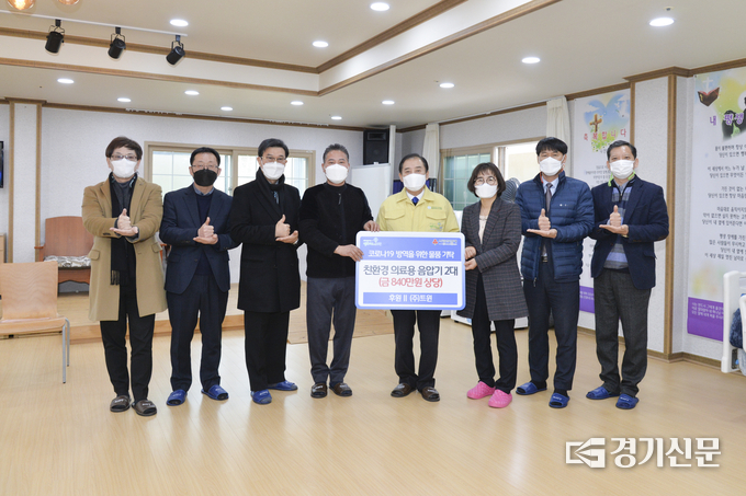 ㈜트윈이 포천시에 친환경 의료용 이동형 음압기 2대를 포천시에 기탁했다. (사진=포천시 제공)