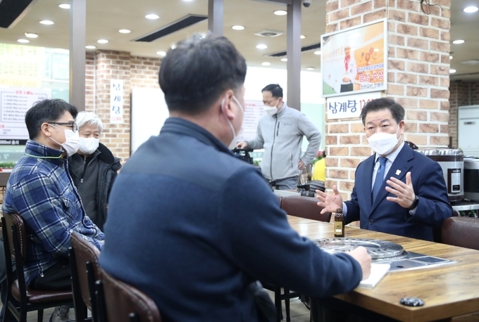 박승원 광명시장이 코로나19로 많은 피해를 입은 소상공인들에게 힘이 되고자 지난해에 이어 올해도 다양한 지원 정책을 마련해 추진한다. (사진=광명시 제공)