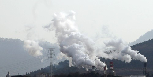 정부가 '2050 탄소중립 추진전략'을 발표한 작년 12월 7일 석유화학 업체가 밀집해 있는 전남 여수시 여수국가산업단지에서 하얀 수증기가 올라오고 있다. (사진=연합뉴스 제공)