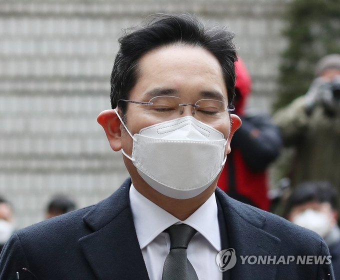 이재용 삼성전자 부회장이 18일 서울 서초구 서울고등법원에서 열린 '국정농단' 사건 파기환송심 선고공판에 출석하며 법정으로 향하고 있다. (사진=연합뉴스 제공)